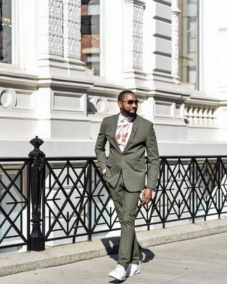 С чем носить оливковый костюм