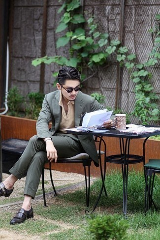 Какие лоферы носить с оливковым костюмом