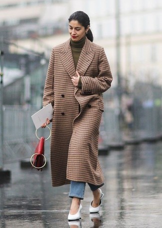 С чем носить оливковый свитер женщине