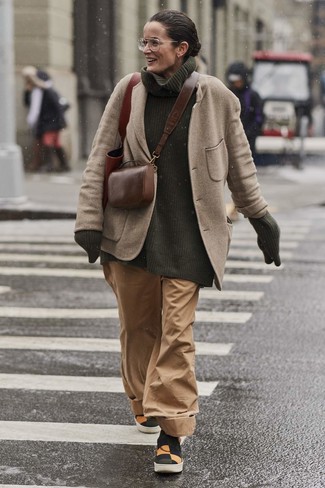 С чем носить оливковый свитер женщине