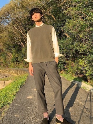 Какие брюки чинос носить с оливковым трикотажным жилетом