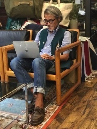 Какие джинсы носить с оливковым трикотажным жилетом мужчине