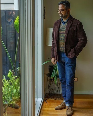 Какие джинсы носить с оливковым трикотажным жилетом мужчине