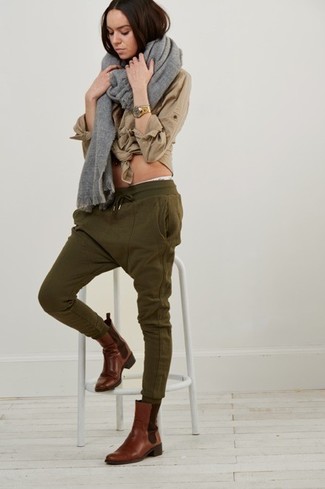 Какие ботинки челси носить с оливковыми спортивными штанами женщине