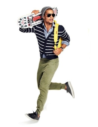 Какие рубашки с длинным рукавом носить с оливковыми спортивными штанами мужчине