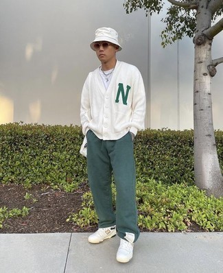 Какие низкие кеды носить с оливковыми спортивными штанами мужчине