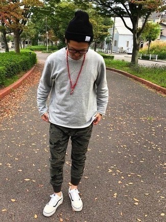 Какие низкие кеды носить с оливковыми спортивными штанами мужчине