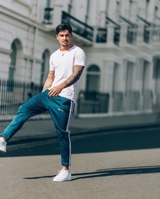 Какие низкие кеды носить с оливковыми спортивными штанами мужчине