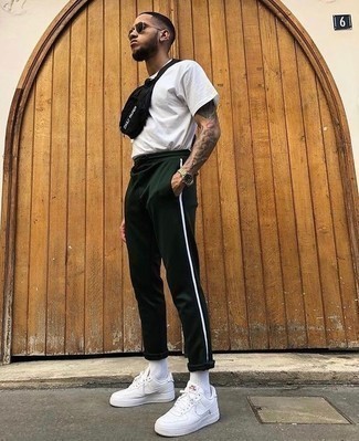 Как носить оливковые спортивные штаны с белыми низкими кедами мужчине