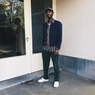 Как носить оливковые спортивные штаны с белыми низкими кедами мужчине