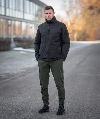 Какие ветровки носить с оливковыми спортивными штанами мужчине