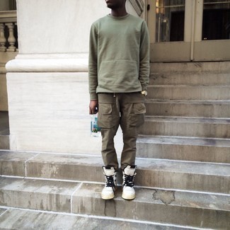 Какие брюки карго носить с оливковым свитшотем