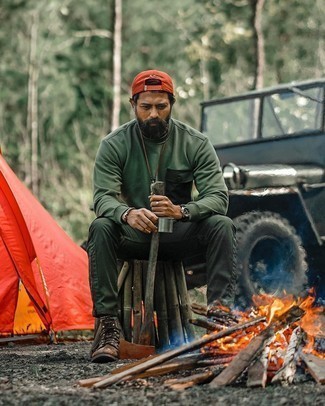 Какие брюки карго носить с оливковым свитшотем