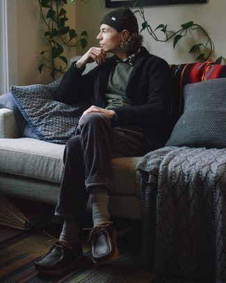 Как носить оливковый свитшот с темно-серыми брюками чинос