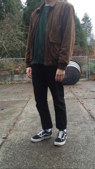 Какие брюки чинос носить с оливковым свитшотем