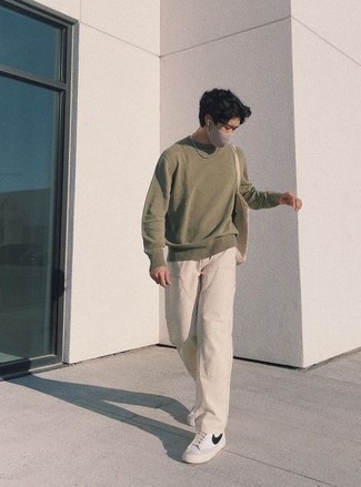 Какие высокие кеды носить с оливковым свитшотем мужчине