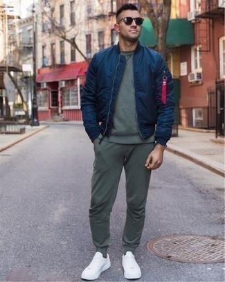 С чем носить оливковый свитшот мужчине