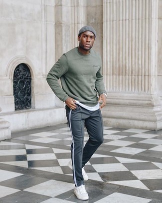 Какие низкие кеды носить с оливковым свитшотем мужчине