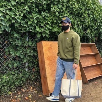 Какие низкие кеды носить с оливковым свитшотем мужчине