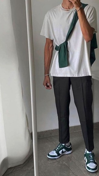 С чем носить оливковую футболку мужчине