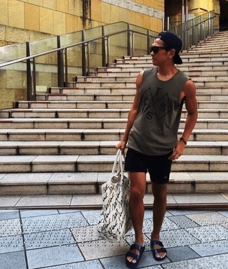 Какие шорты носить с оливковой майкой мужчине