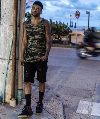 Какие шорты носить с оливковой майкой мужчине