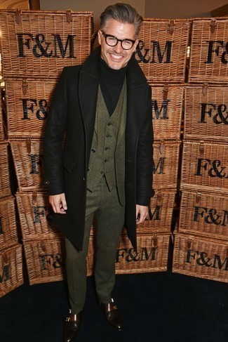 Какие водолазки носить с оливковым костюмом-тройкой