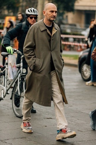 Какие кроссовки носить с оливковым плащом мужчине
