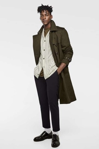 Как носить оливковый плащ с черными брюками чинос