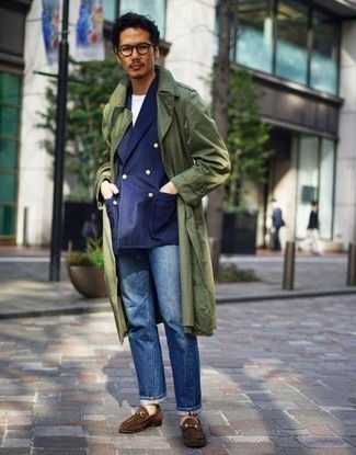 Как носить оливковый плащ с синими джинсами мужчине