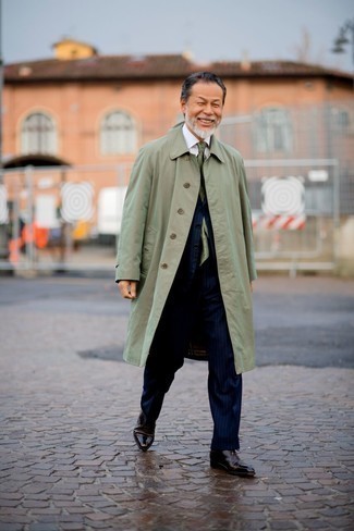 С чем носить оливковый плащ мужчине