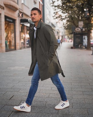 Какие низкие кеды носить с оливковым плащом мужчине