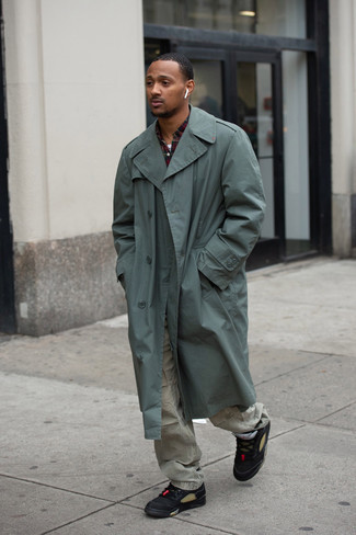 Какие низкие кеды носить с оливковым плащом мужчине