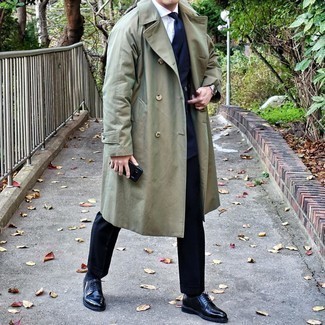 Как носить оливковый плащ с темно-синим костюмом