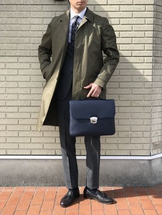 Какие костюмы носить с оливковым плащом