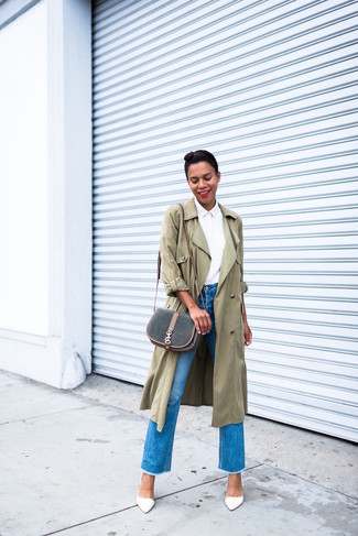 Как носить оливковый плащ с белыми кожаными туфлями