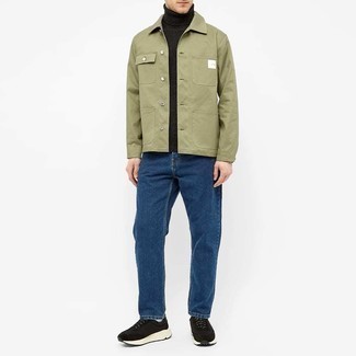 Как носить оливковую водолазку с синими джинсами мужчине