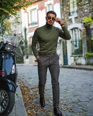 Как носить оливковую водолазку с коричневыми кожаными ботинками челси мужчине