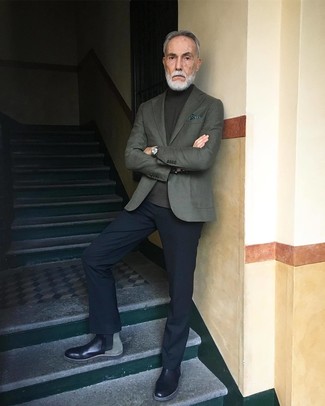 Какие классические брюки носить с оливковой водолазкой мужчине