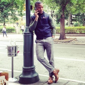 Как носить оливковую водолазку с серыми брюками чинос