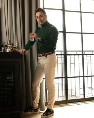 Какие низкие кеды носить с оливковой водолазкой мужчине