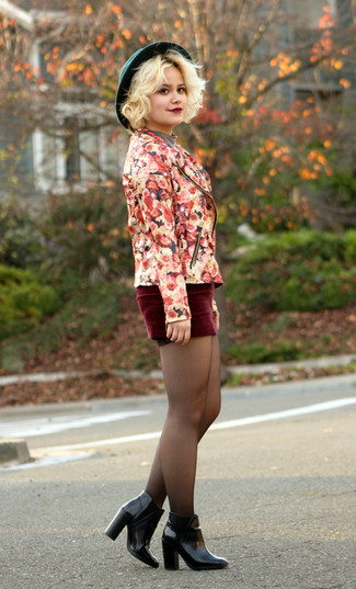 Какие мини-юбки носить с оливковой водолазкой