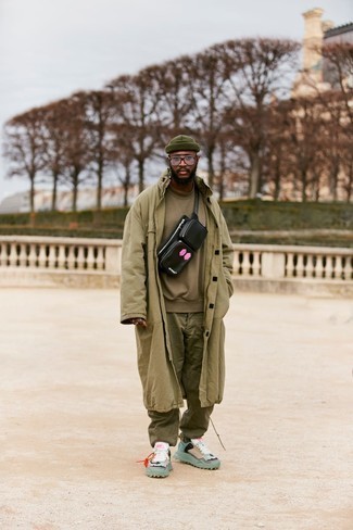 Как носить оливковую водолазку с оливковым дождевиком мужчине
