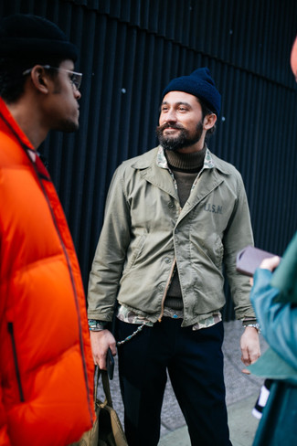 Как носить оливковую водолазку с оливковой курткой-рубашкой мужчине