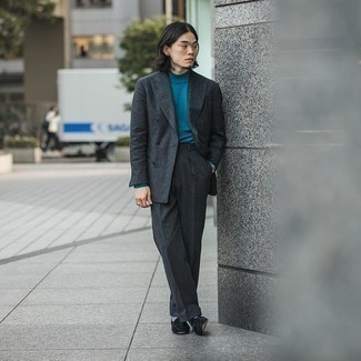 Какие костюмы носить с оливковой водолазкой