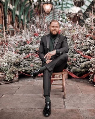 Какие костюмы носить с оливковой водолазкой