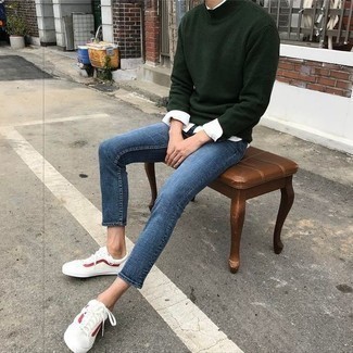 Как носить оливковую водолазку с белыми кожаными низкими кедами мужчине