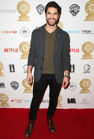 С чем носить оливковый свитер с v-образным вырезом мужчине