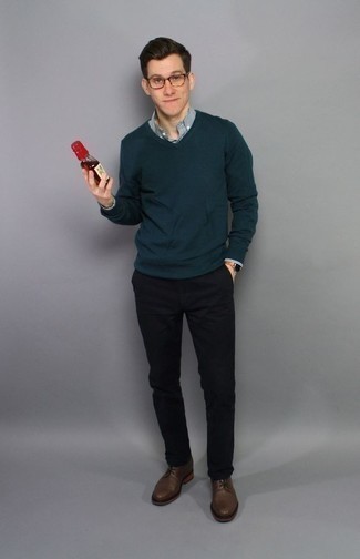 С чем носить оливковый свитер с v-образным вырезом мужчине