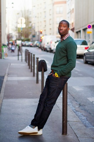 С чем носить оливковый свитер с v-образным вырезом мужчине